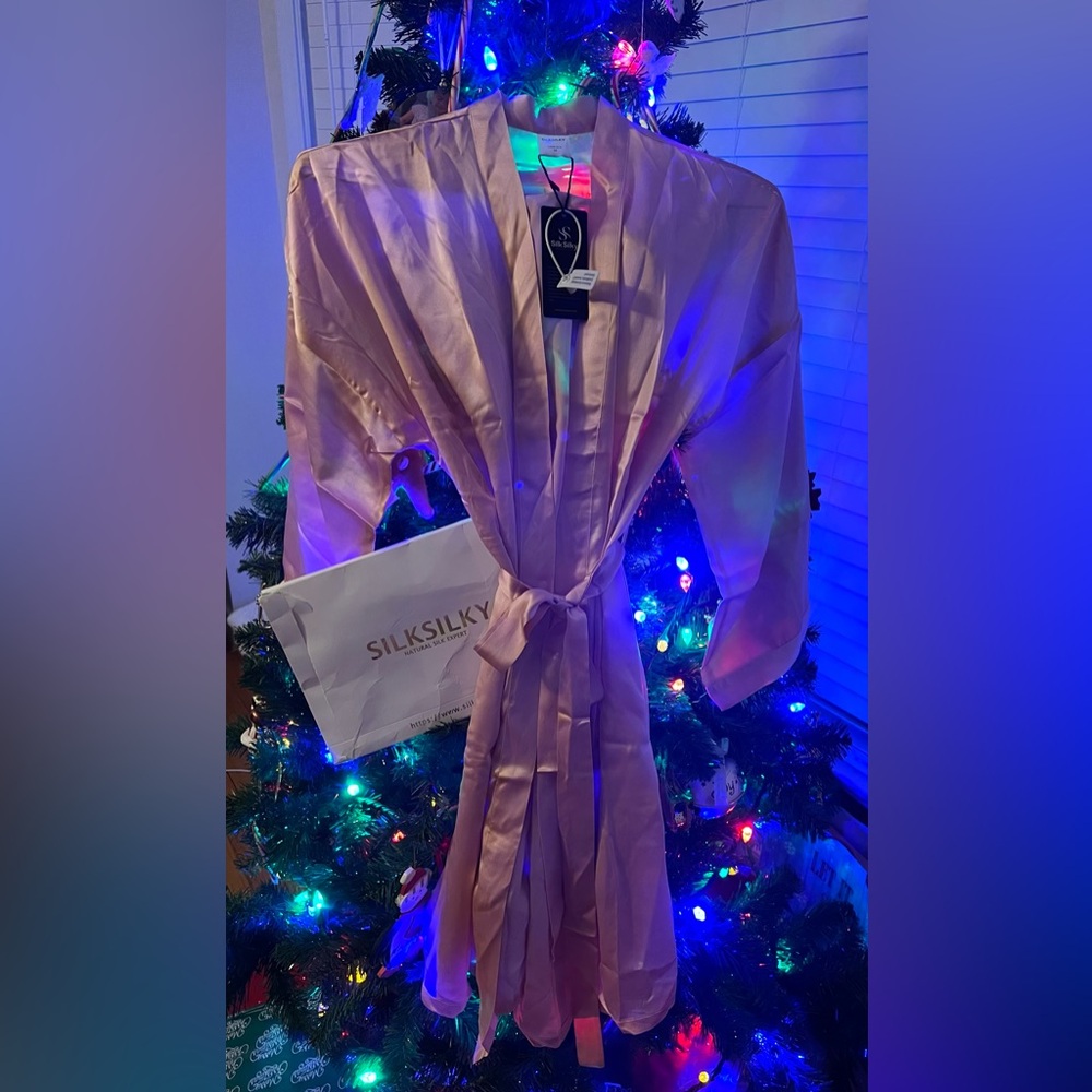 Silksilky Women's Silk Kimono Robe in Pink - Picture 2 of 5